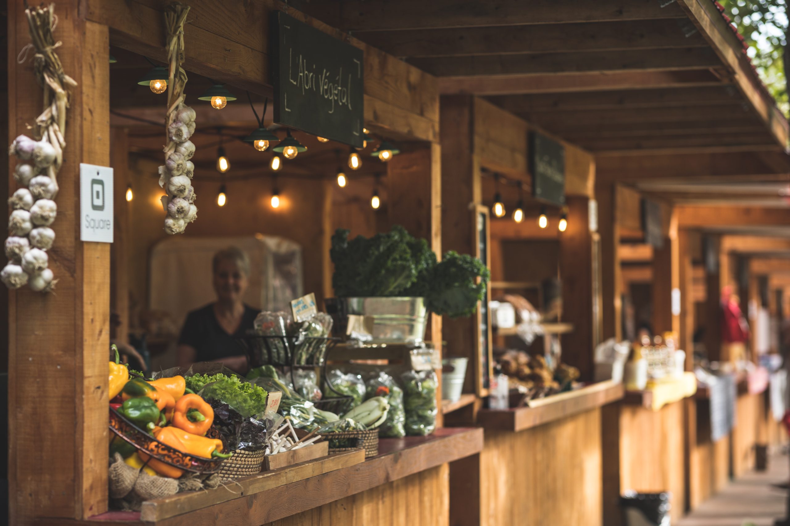 kiosques d'un marché public extérieur en été