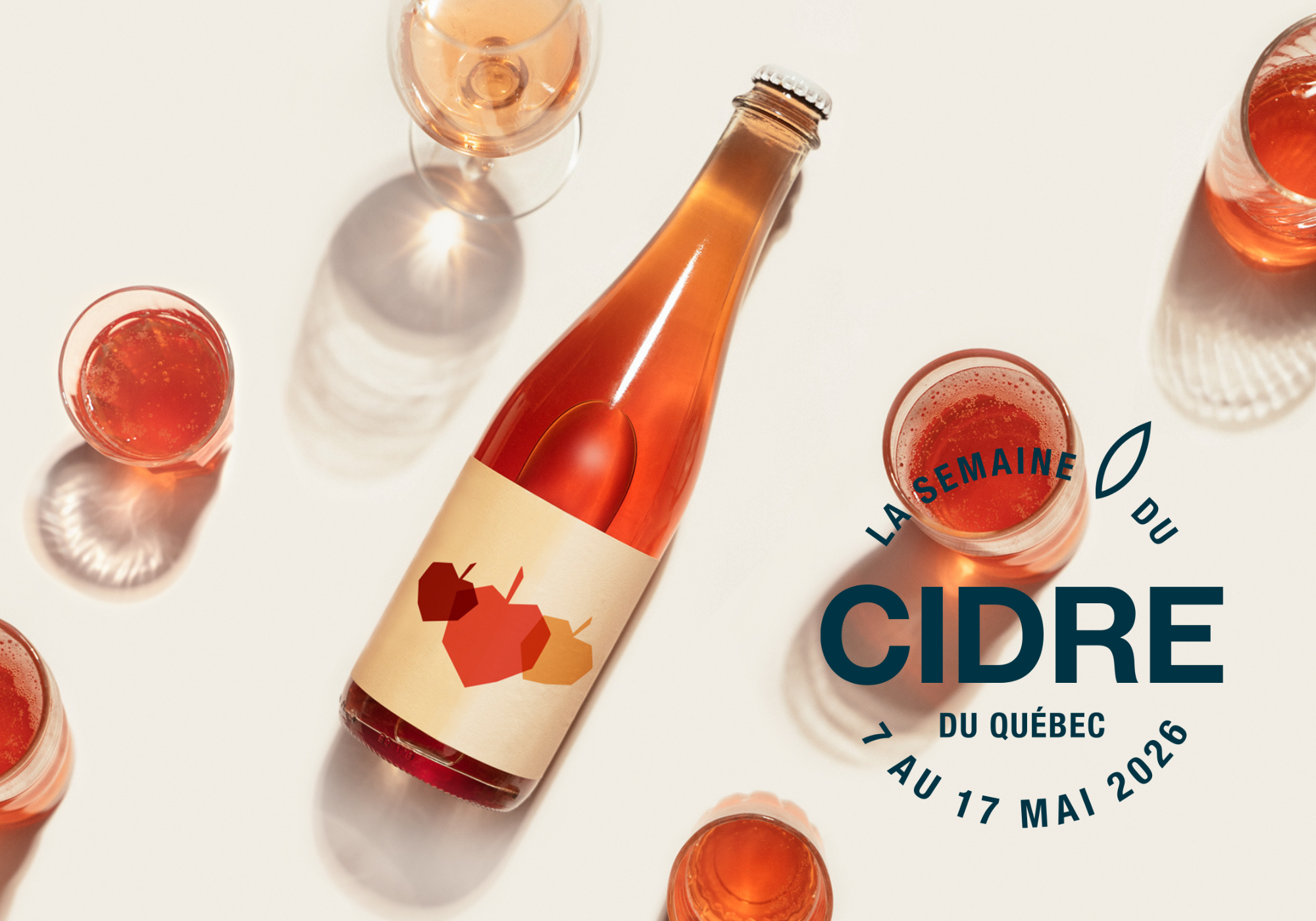 bouteille et verres de cidre rosé
