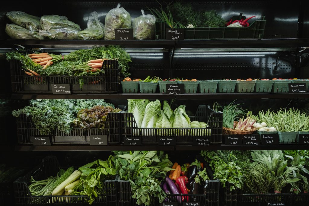 boutque avec frigo remplit de légumes