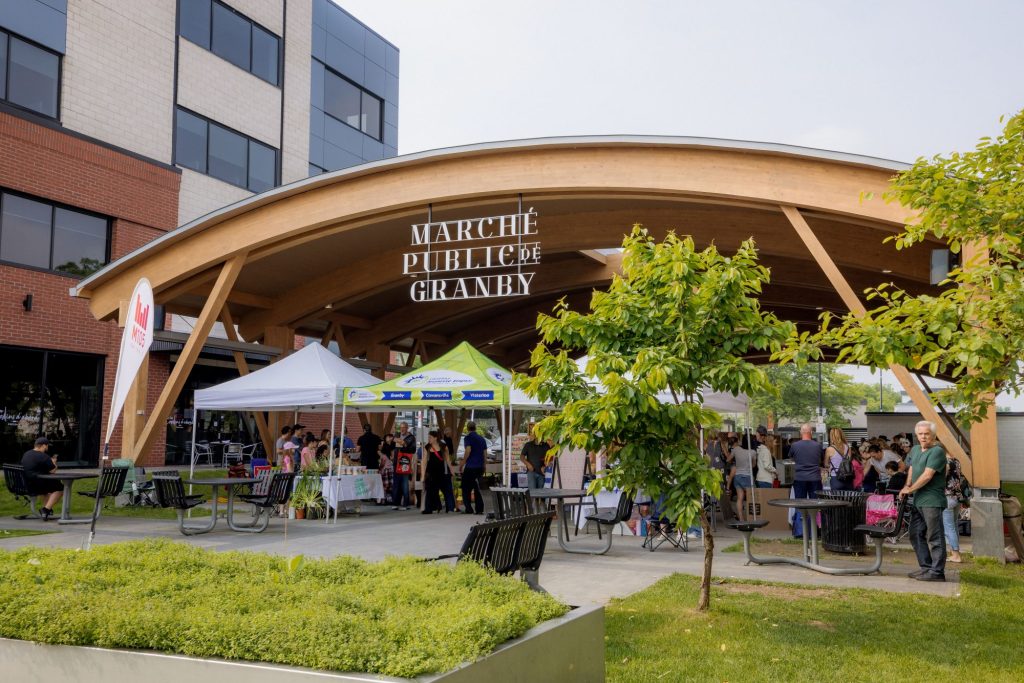 Structure extérieure du Marché public de Granby et région en été