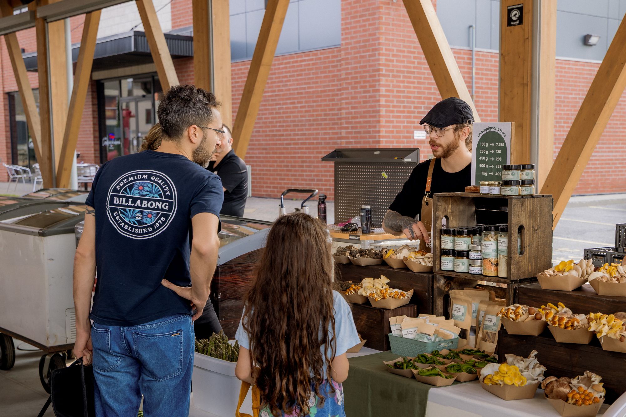 marché public extérieur en été. exposant avec visiteurs
