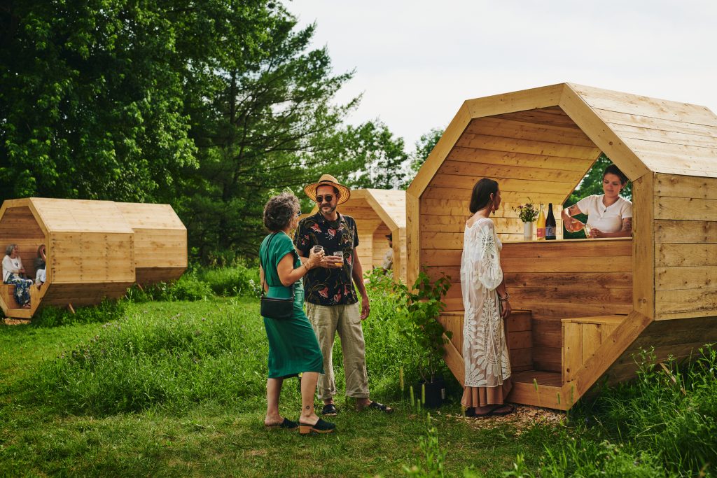 gens prenant l'apéro à l'extérieur en été