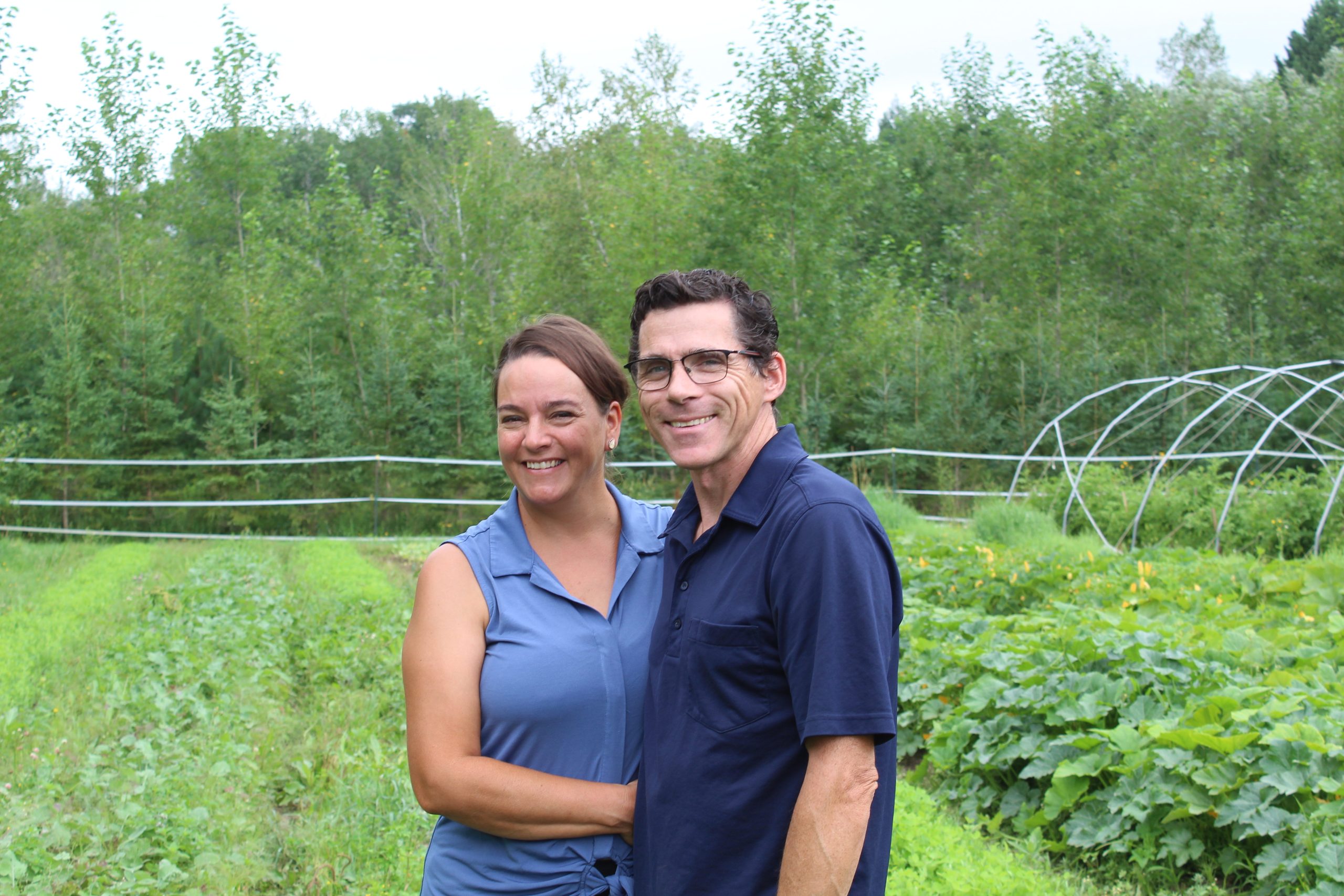 une femme et un homme dans le champ en été