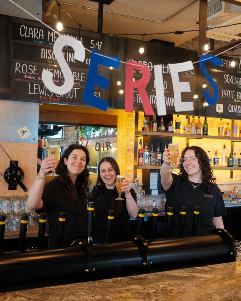 3 femmes derrière le bar pendant les séries du canadien