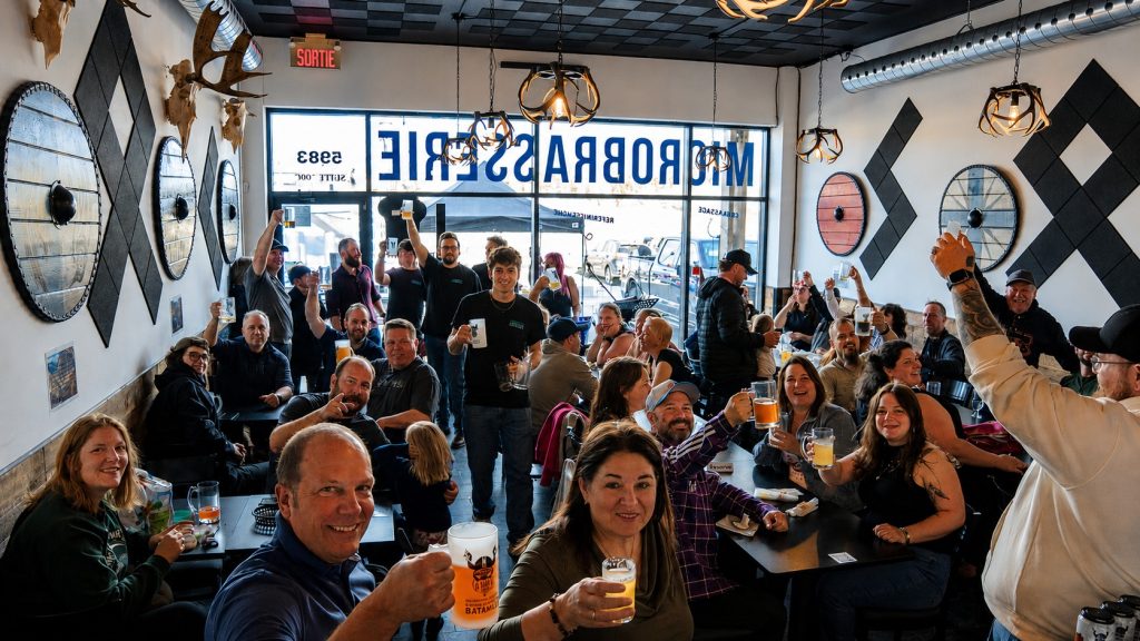 plusieurs personnes fêtant dans une microbrasserie