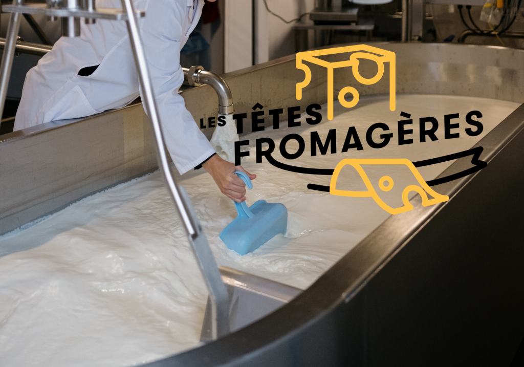femme qui brasse le lait dans une fromagerie artisanale pour en faire du fromage