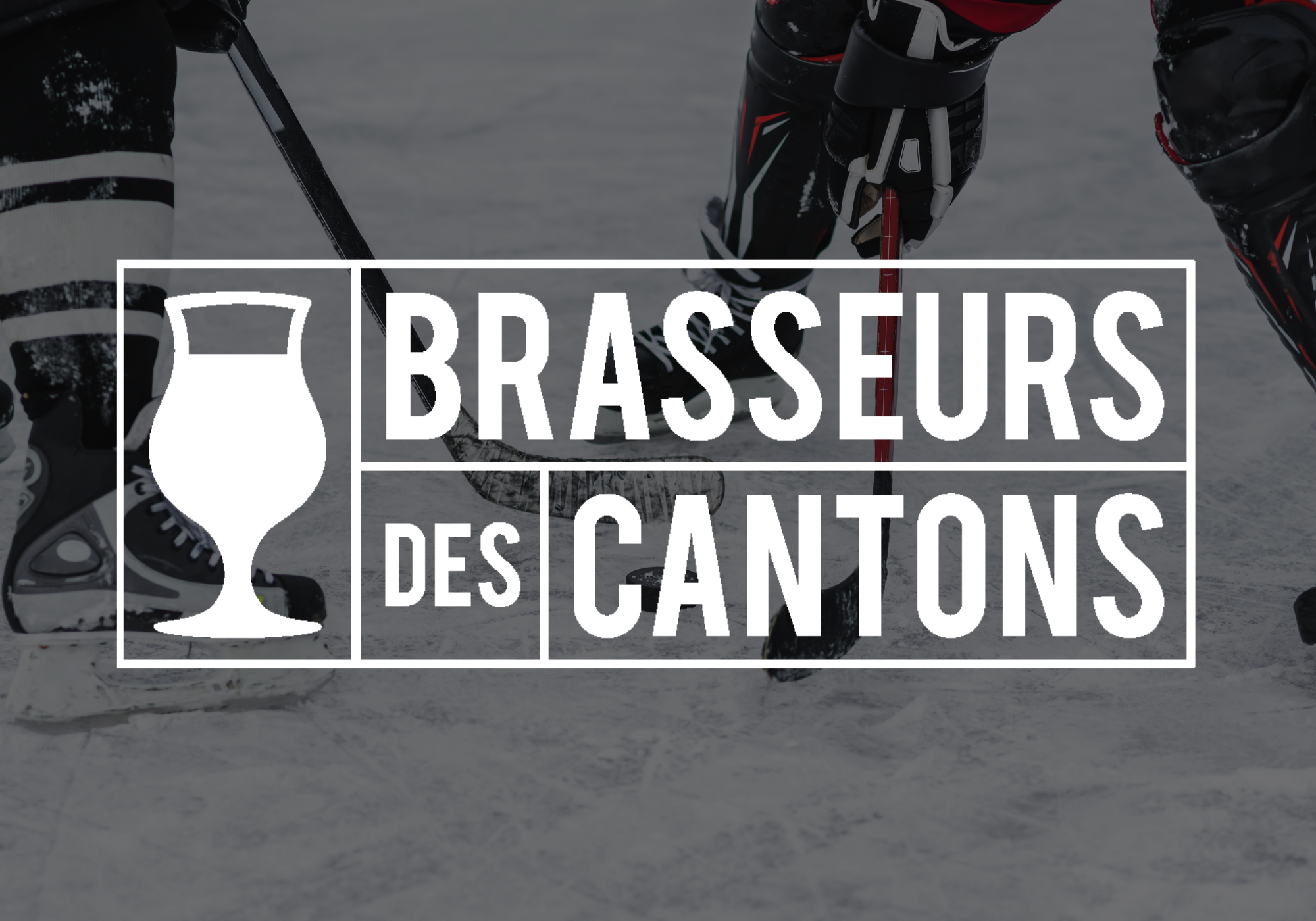 match de hockey en arrière plan avec le logo de Brasseurs des cantons en avant plan